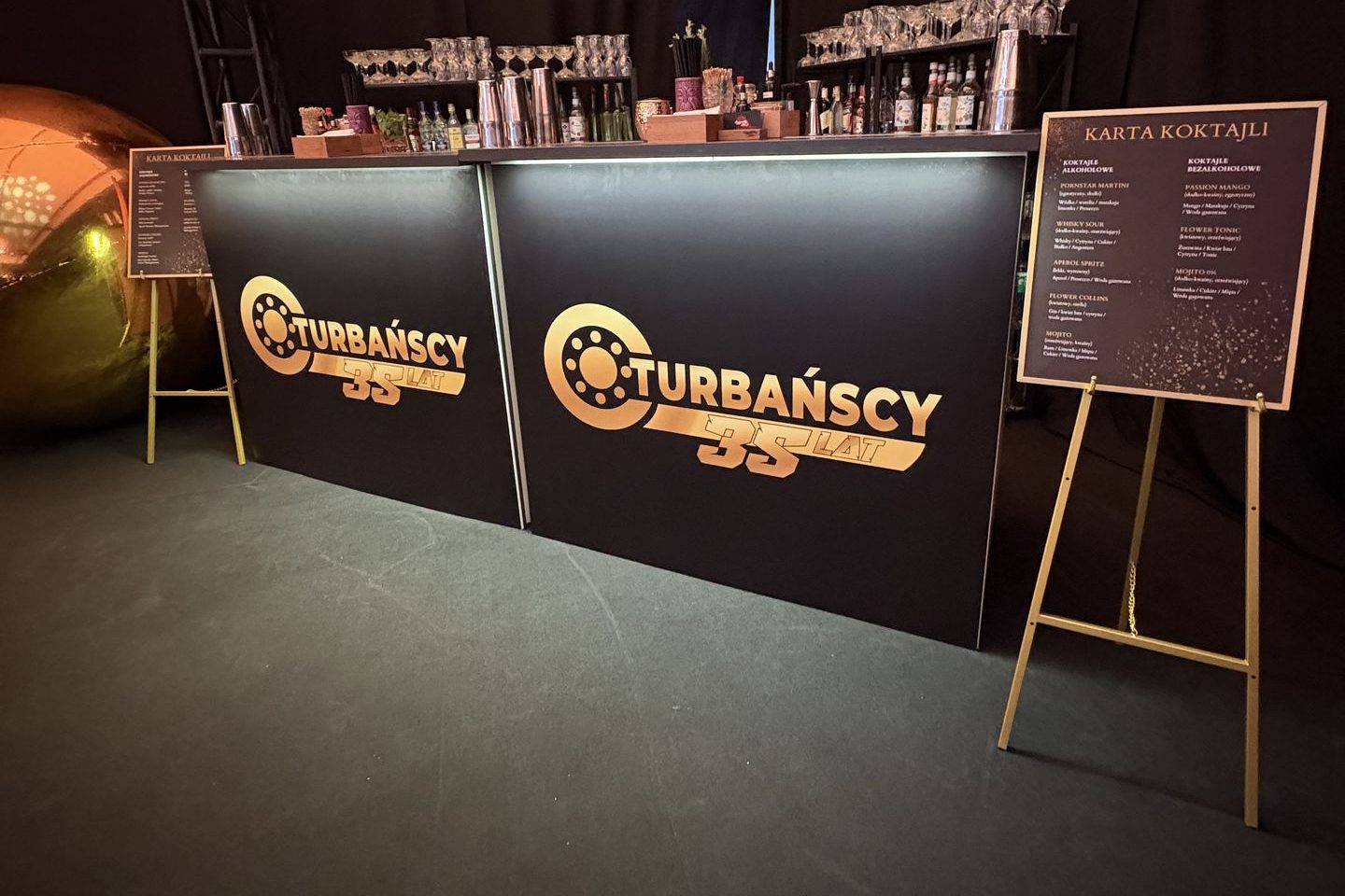 Mobilny bar z brandingiem klienta przygotowany na jubileusz firmy