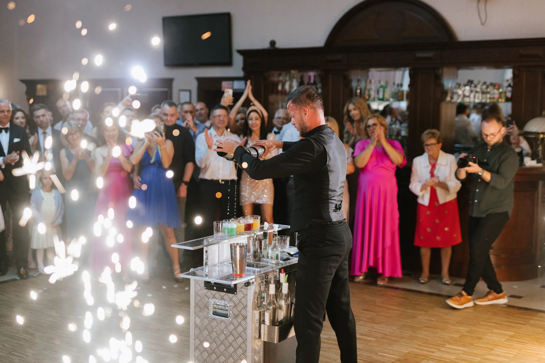 Tłum gości przy strefie barowej na dużym evencie